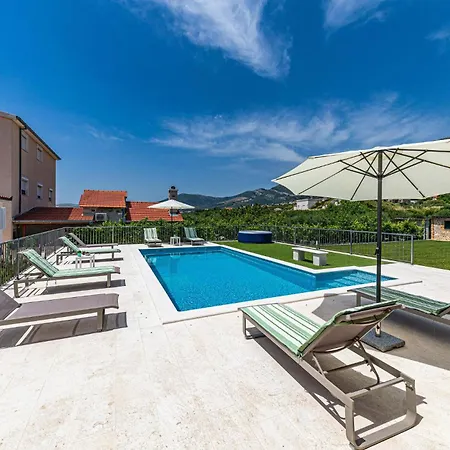 Holiday home In With Wifi Kastel Luksic