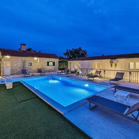 Holiday home In With Wifi Kastel Luksic